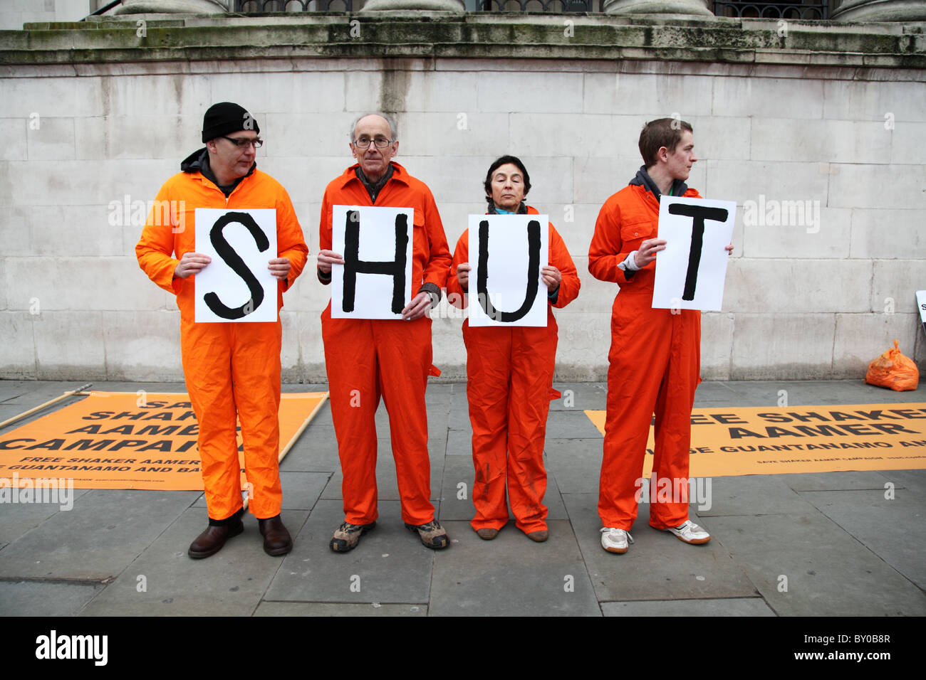 Manifestant à l'Au-delà des mots : témoin silencieux de l'injustice. La campagne de Guantanamo Londres Banque D'Images