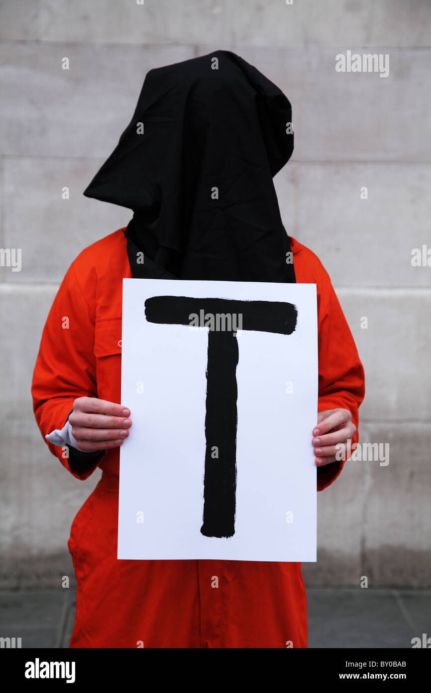 Manifestant tenant la lettre T au-delà des mots : témoin silencieux de l'injustice. La campagne de Guantanamo Londres Banque D'Images