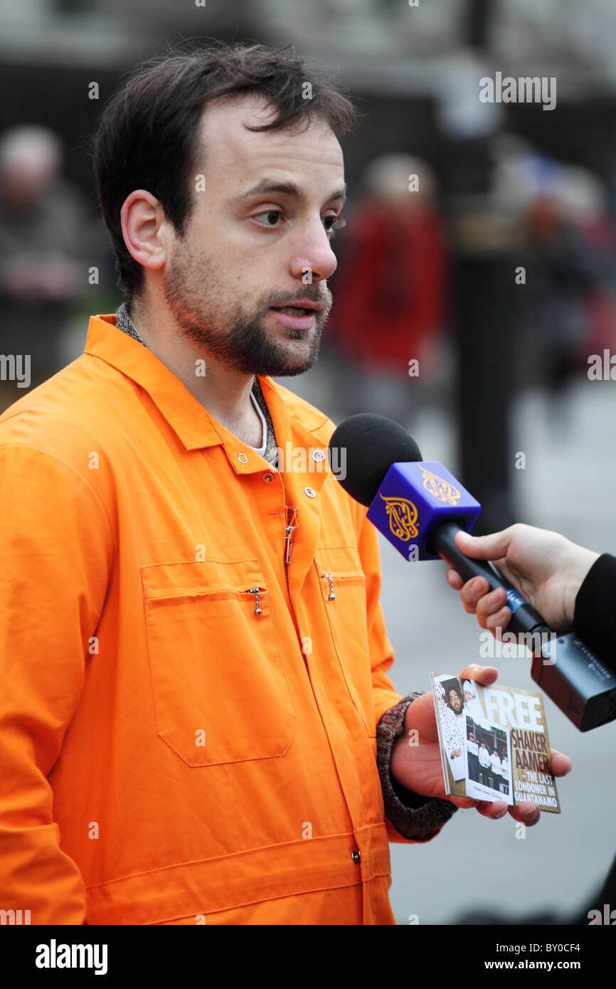 Manifestant interviewé à l'Au-delà des mots : témoin silencieux de l'injustice. La campagne de Guantanamo Londres Banque D'Images