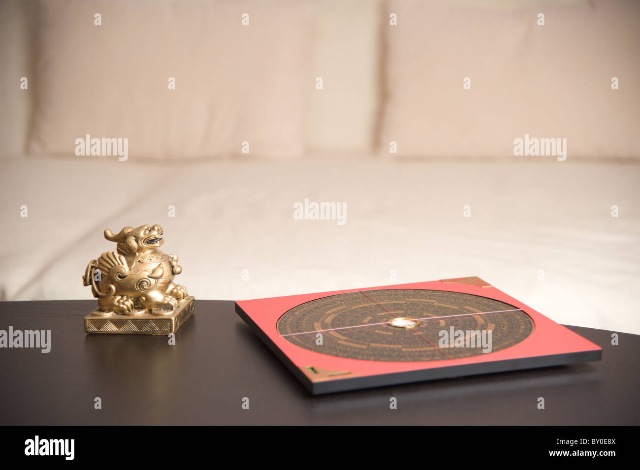 Une figure d'Asie et d'une boussole Feng-Shui sur une table Banque D'Images Une figure d'Asie et d'une boussole Feng-Shui sur une table Banque D'Images