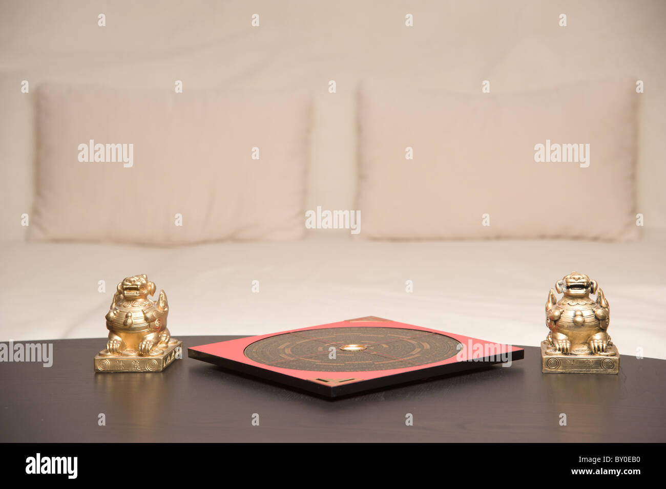 Deux figures de l'asie et une boussole Feng-Shui sur une table Banque D'Images Deux figures de l'asie et une boussole Feng-Shui sur une table Banque D'Images