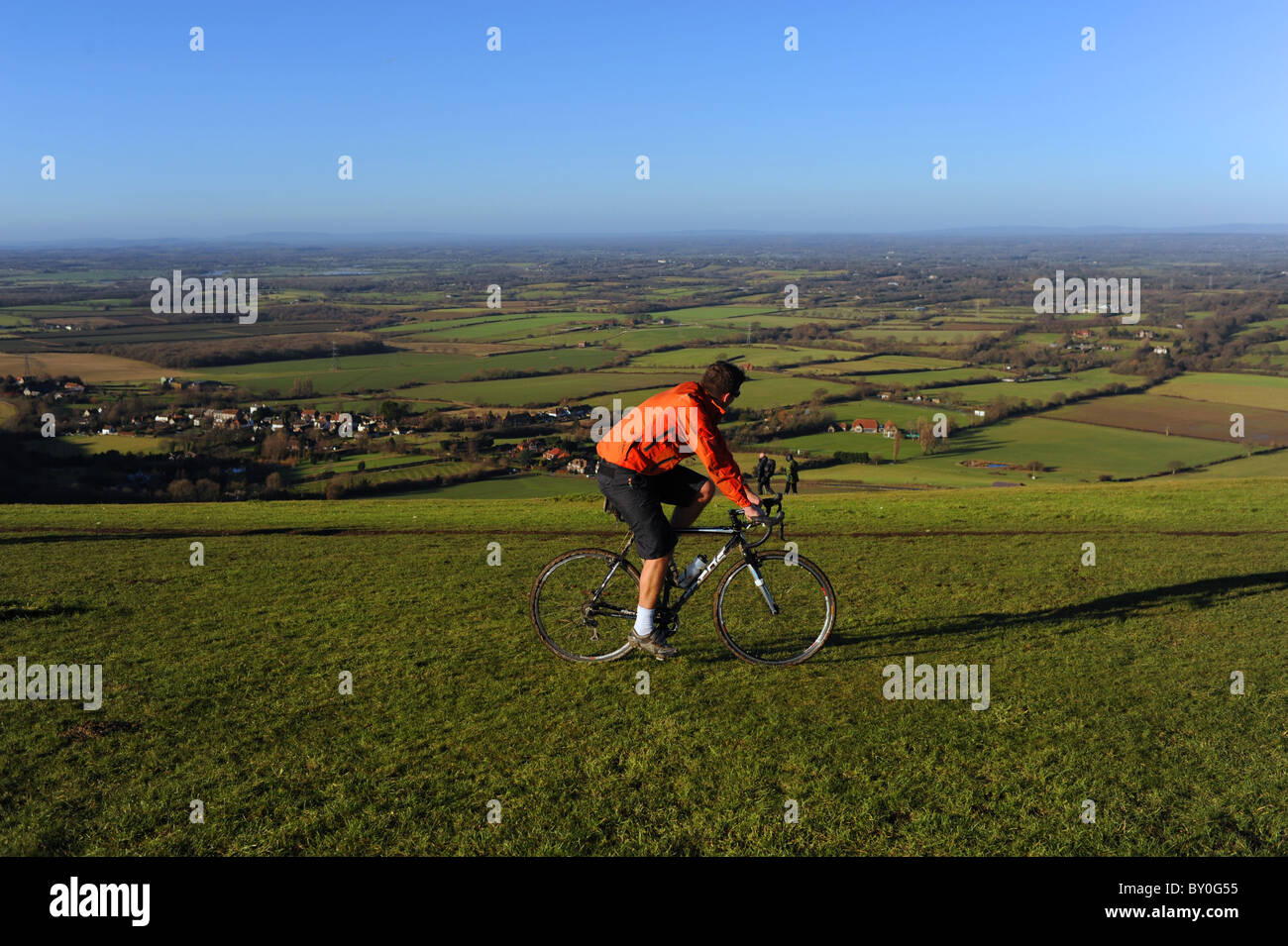 L'homme à vélo le long de South Downs Way à Devils Dyke près de Brighton Sussex UK Banque D'Images