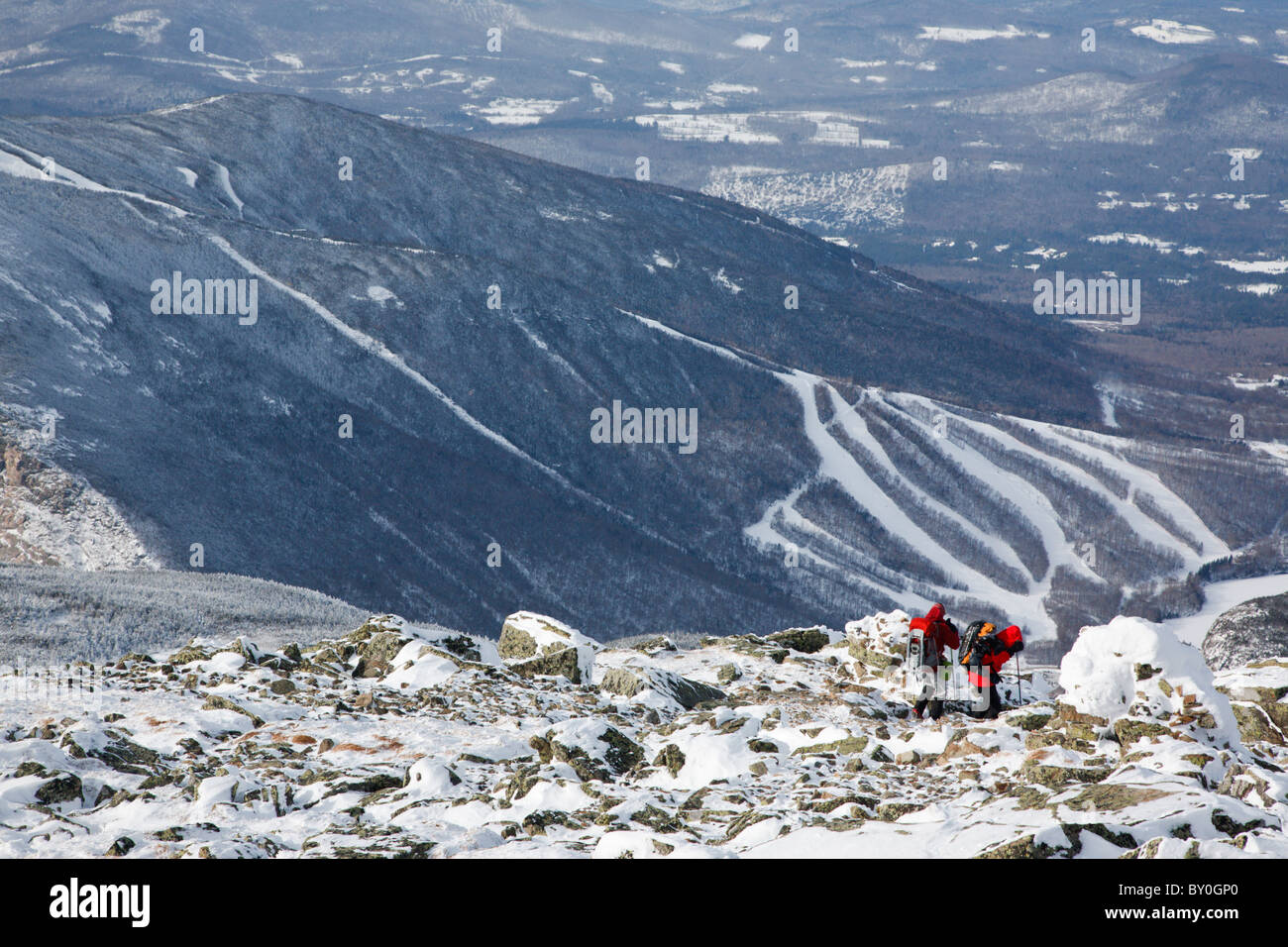 Les randonneurs descendent du sommet du mont Lafayette en utilisant la piste de Greenleaf pendant les mois d'hiver dans les Montagnes Blanches, NH Banque D'Images