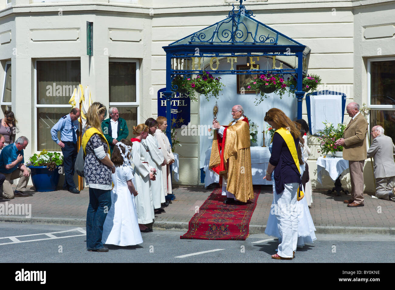 Prêtre porte Saint Sacrement à Corpus Christi traditionnelle cérémonie de bénédiction catholique à Clifden, comté de Galway, Irlande Banque D'Images