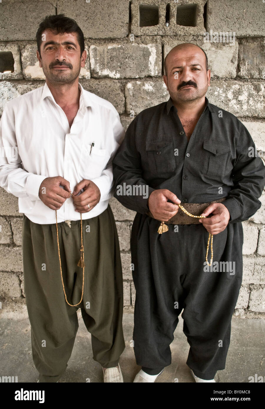 Un portrait de deux hommes kurdes portant des pantalons traditionnels et des perles d'inquiétude dans la ville de Shaqlawa, dans la région du Kurdistan, dans le nord de l'Irak. Banque D'Images