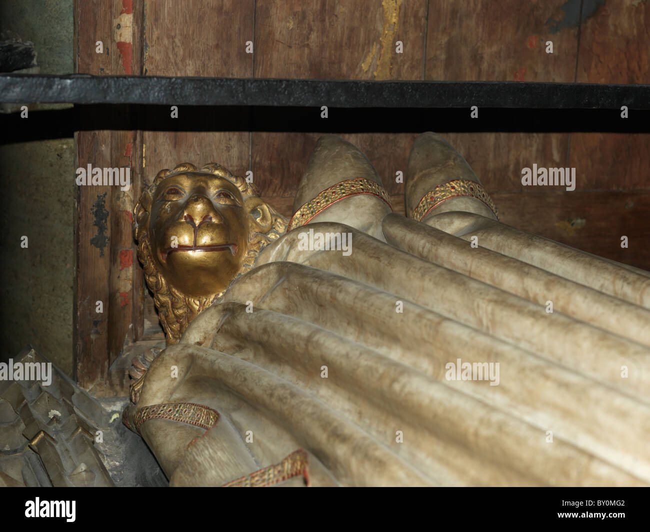 La Cathédrale de Canterbury Canterbury Kent Angleterre un Lion d'or au pied de l'effigies du roi Henry IV et Joan Navarre Banque D'Images