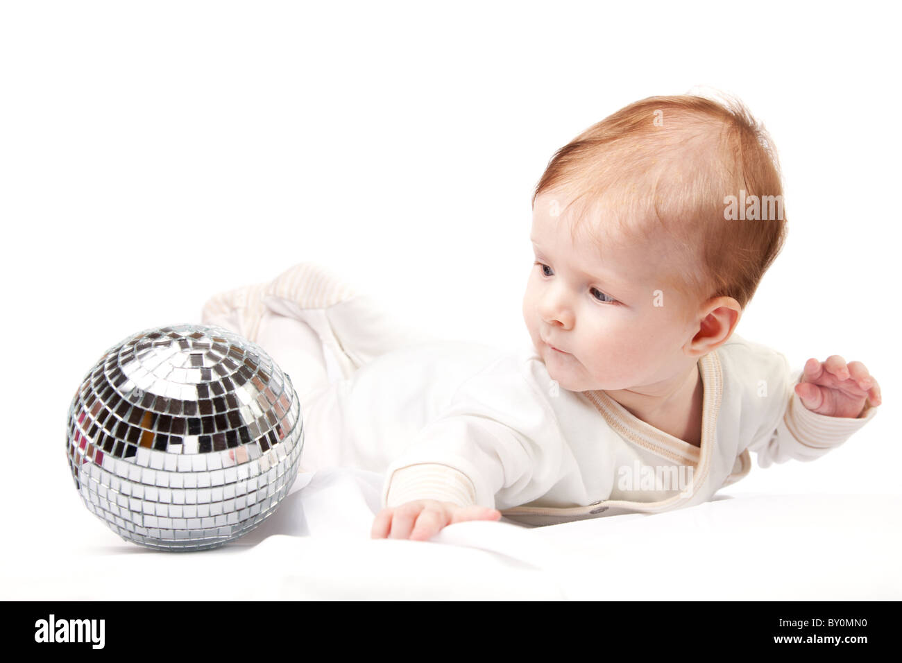 Petit bébé avec boule miroir. Isolé sur blanc. Banque D'Images