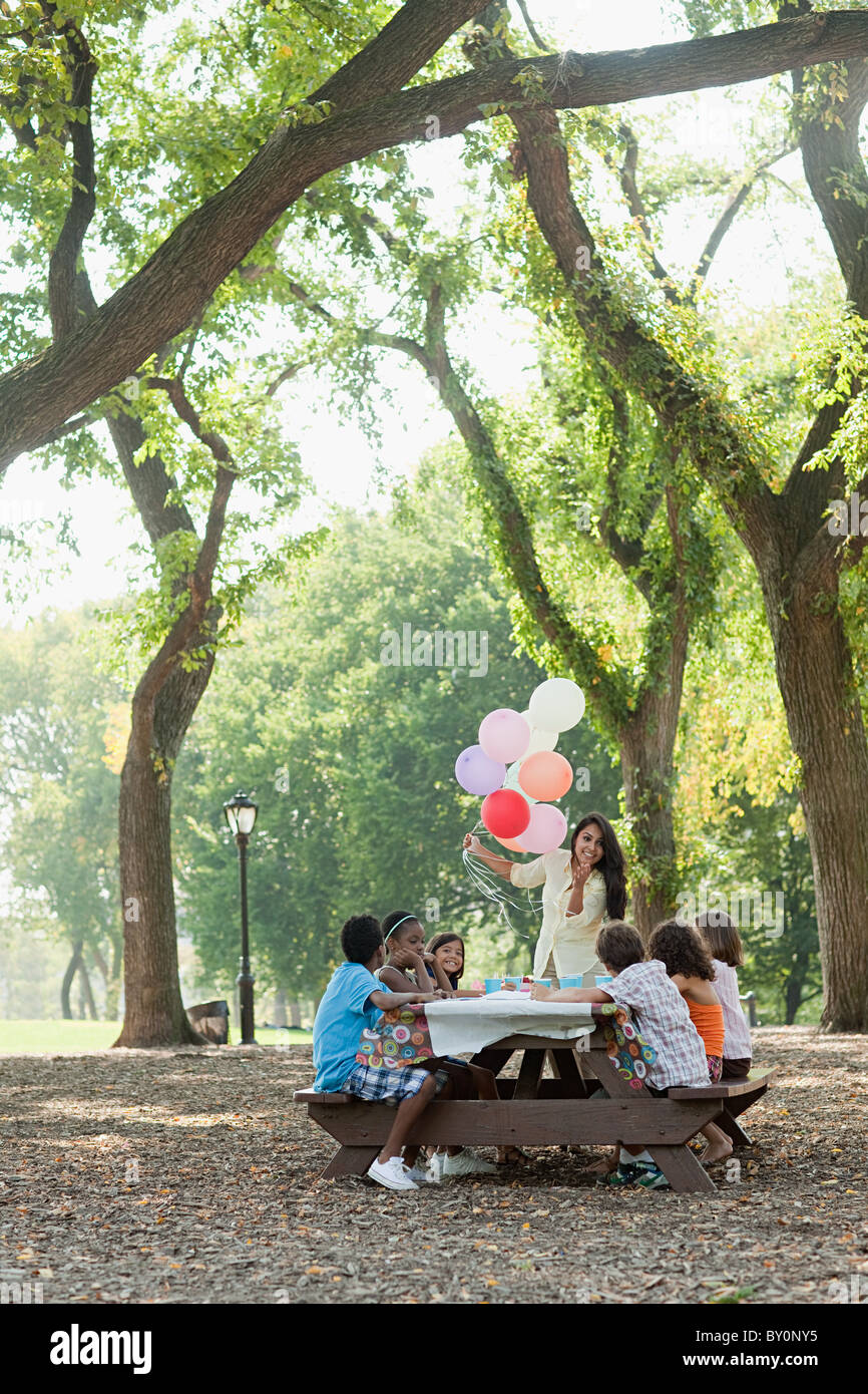 Fete D Anniversaire En Plein Air Avec Des Ballons Photo Stock Alamy Fete D Anniversaire En Plein Air Avec Des Ballons Photo Stock Alamy