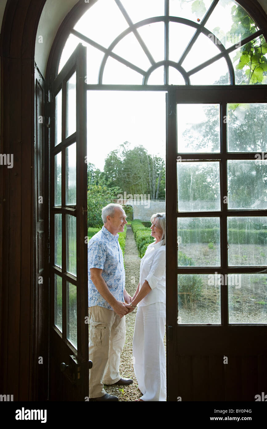 D'âge mûr par des portes françaises Banque D'Images