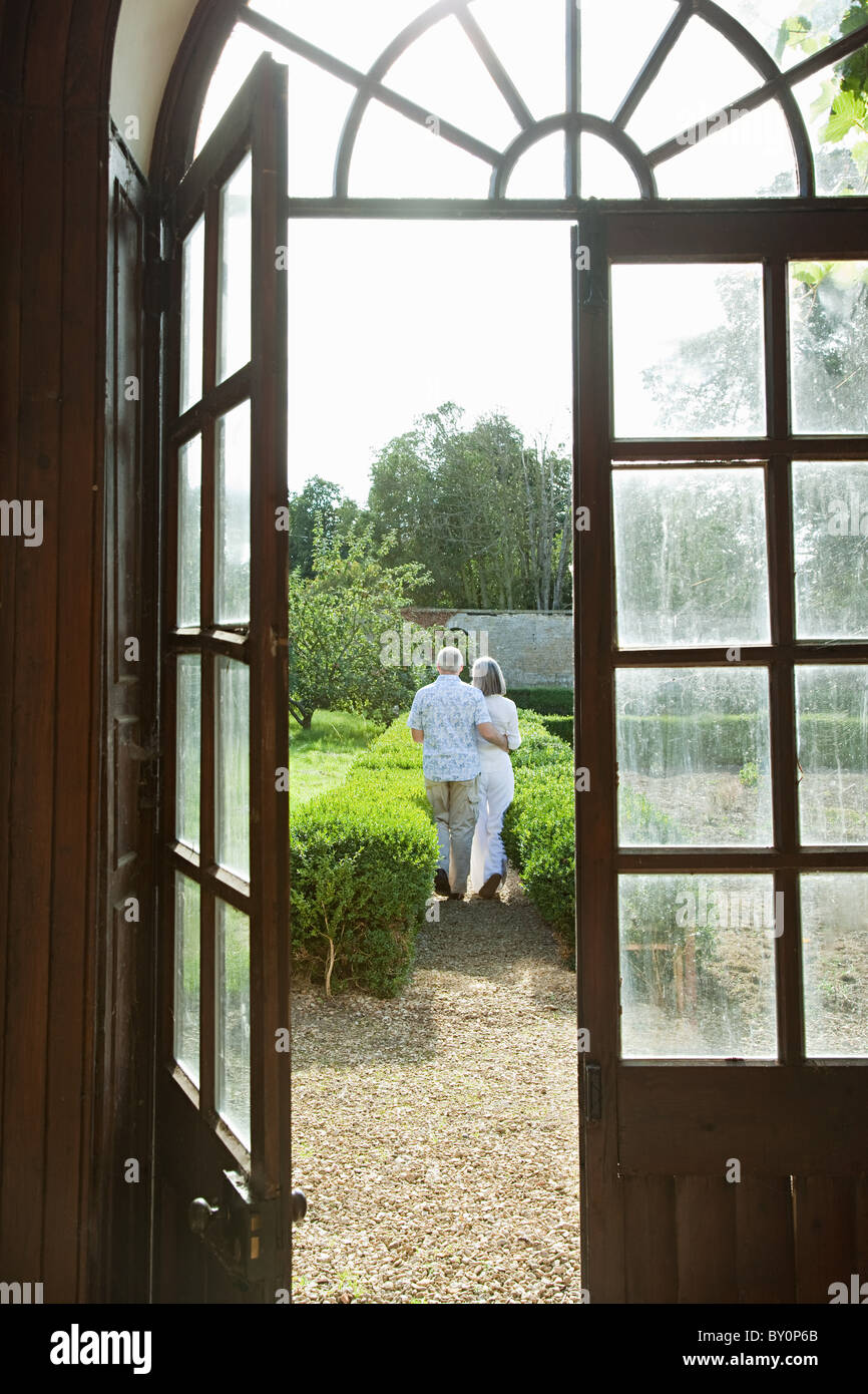D'âge mûr par des portes françaises Banque D'Images