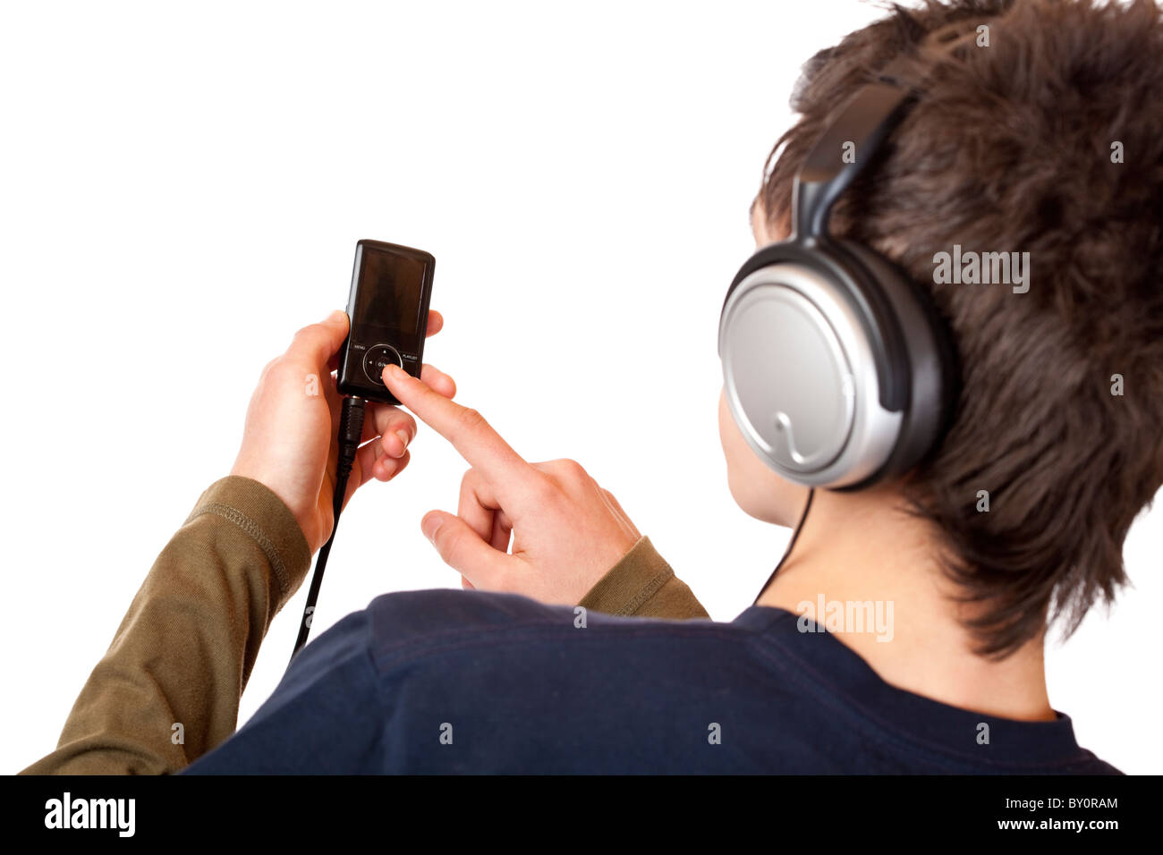 Adolescent avec l'utilisation du casque mp3 lecteur de musique. Isolé sur  fond blanc Photo Stock - Alamy