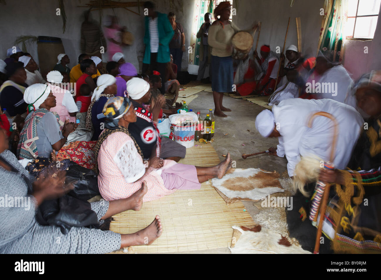 Les gens d'offices village cérémonie de guérison, Eshowe, Zululand, KwaZulu-Natal, Afrique du Sud Banque D'Images