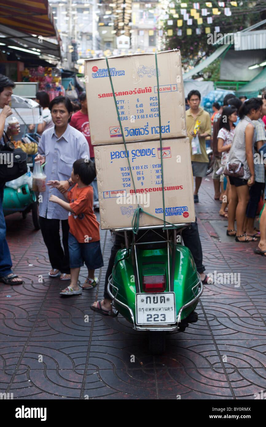 Vintage Vespa Scooter Livraison Chinatown Bangkok Banque D'Images