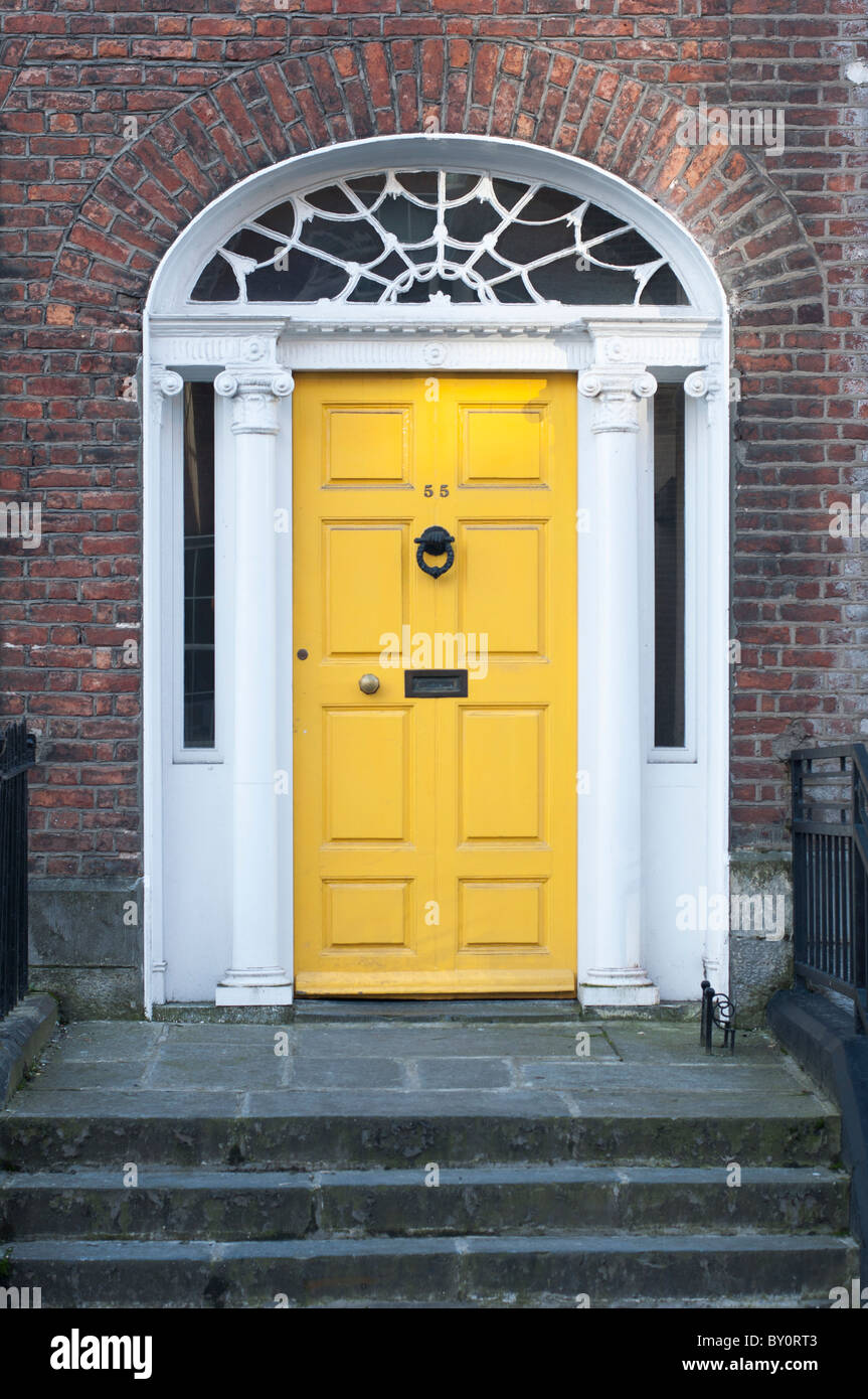 Une porte avant jaune appartenant à l'un des bâtiments géorgiens sur O'Connell street à Dublin, République d'Irlande. Banque D'Images