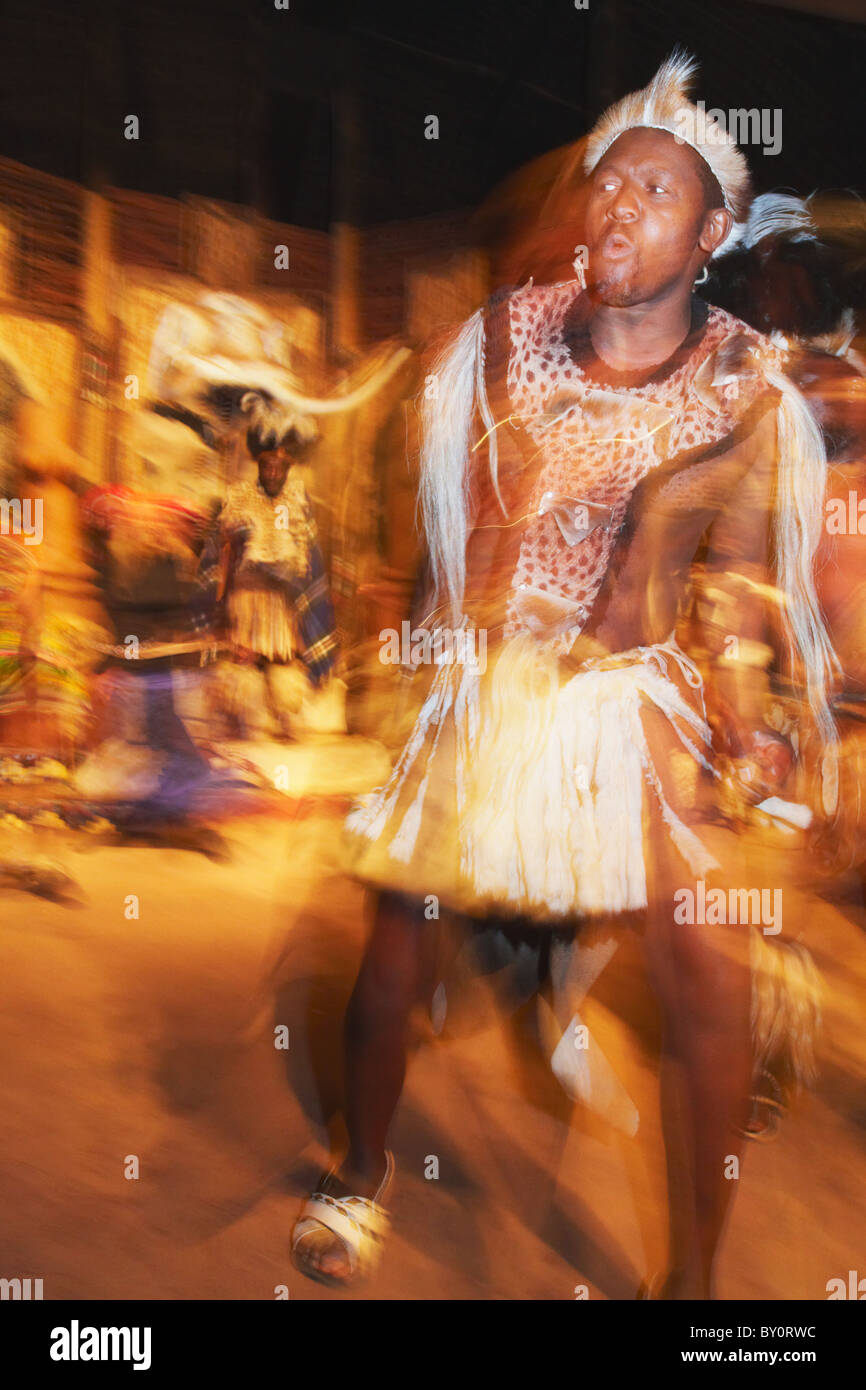 Les danseurs de danse zoulou traditionnelle, Shakaland, Eshowe, Zululand, KwaZulu-Natal, Afrique du Sud Banque D'Images