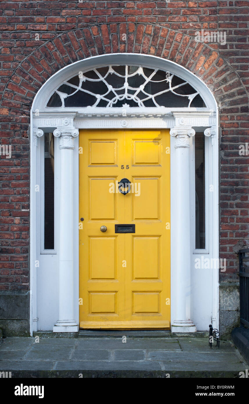 Une porte avant jaune appartenant à l'un des bâtiments géorgiens sur O'Connell street à Dublin, République d'Irlande. Banque D'Images