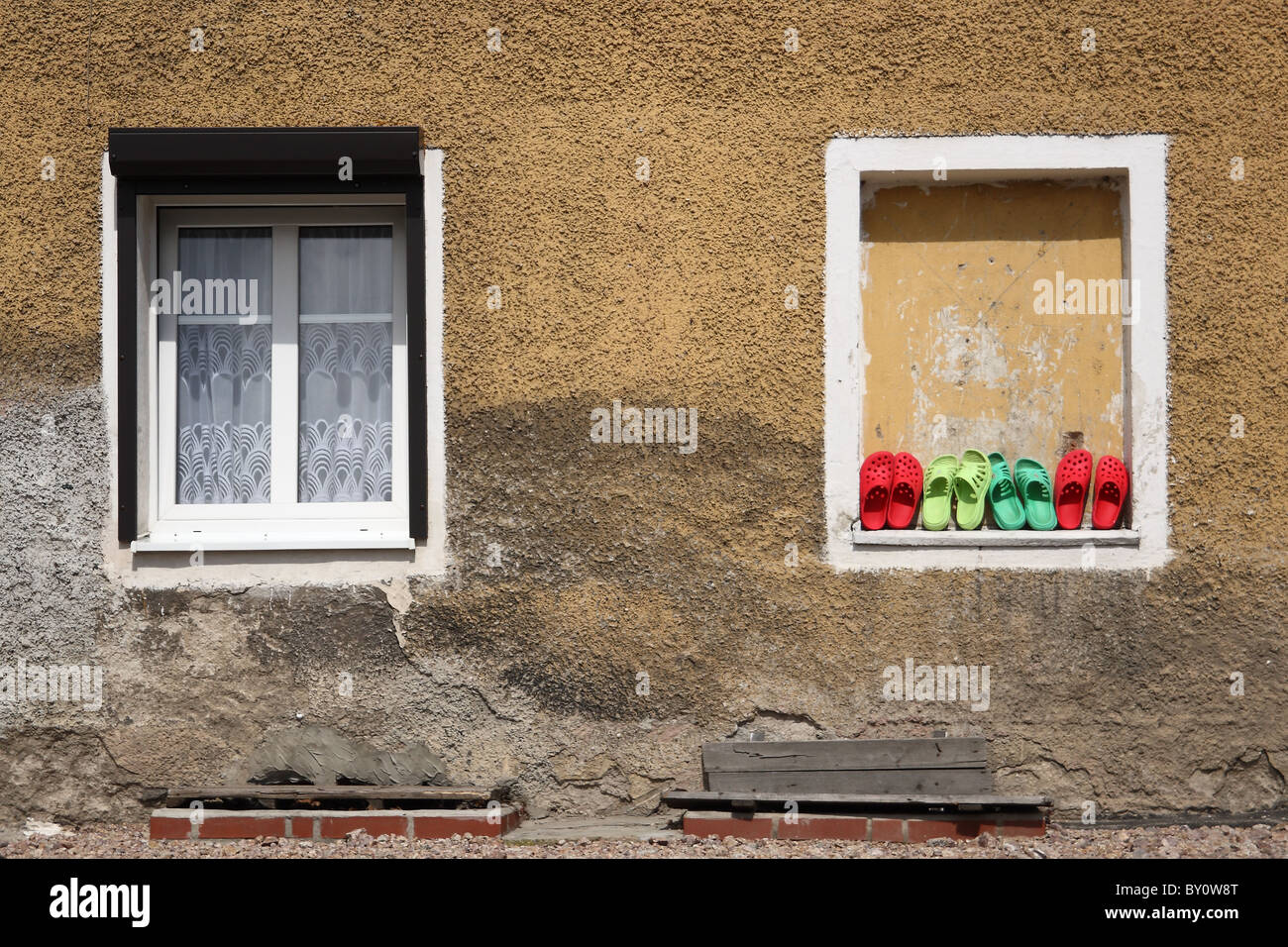 Rangée de sabots contre le mur. Banque D'Images