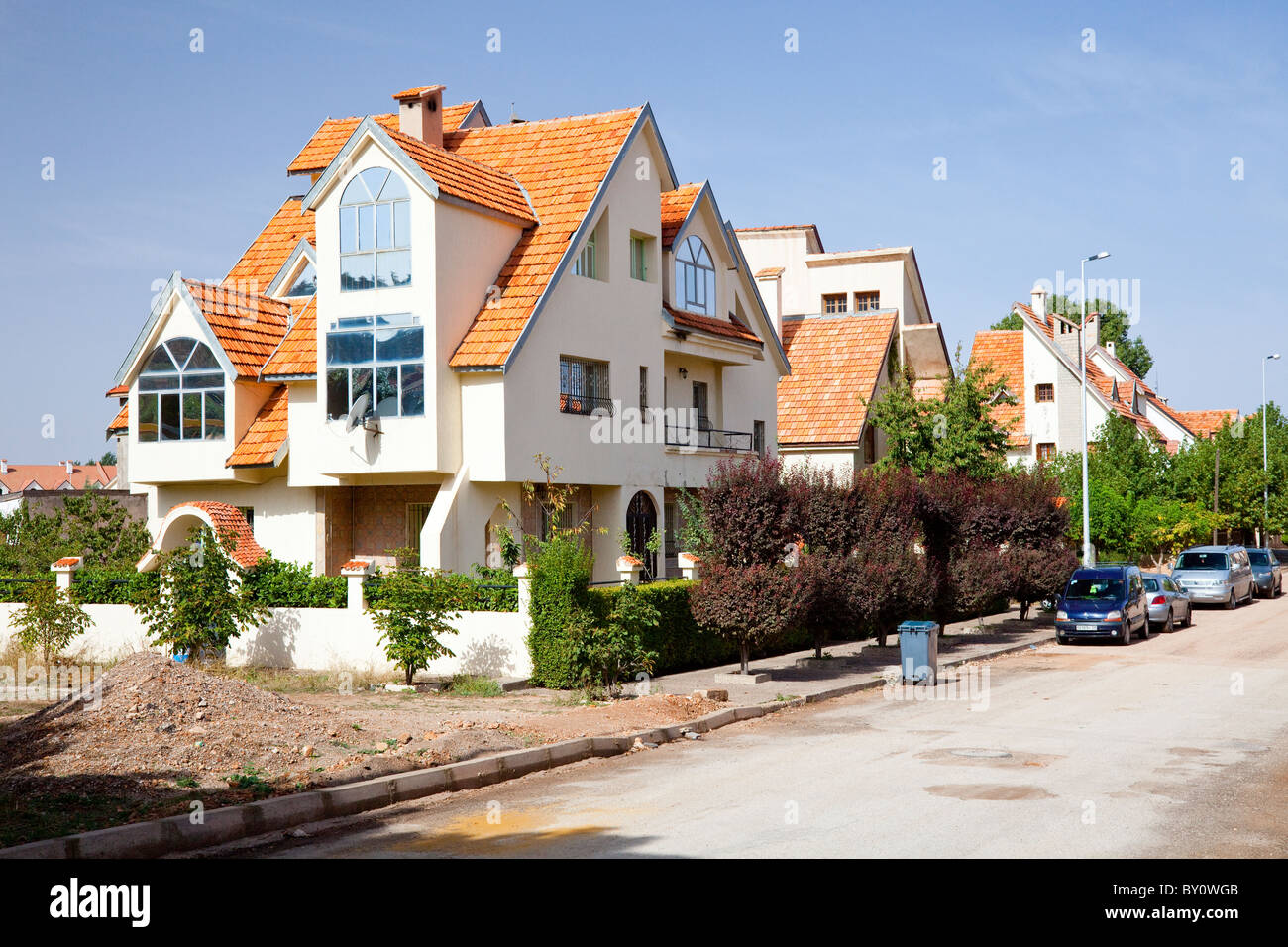 L'architecture suisse dans la ville de villégiature d'hiver d'Ifrane, Maroc, Afrique du Nord. Banque D'Images