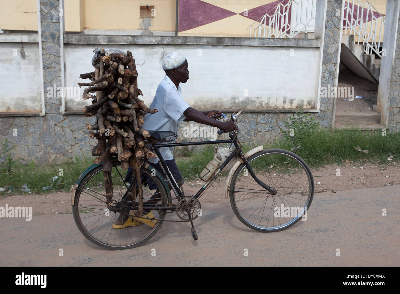 NAMPULA, MOZAMBIQUE, Mai 2010 : Un vendeur de bois de chauffage de la ville, apporte un cycle de cinq heures en voiture de son domicile. Banque D'Images