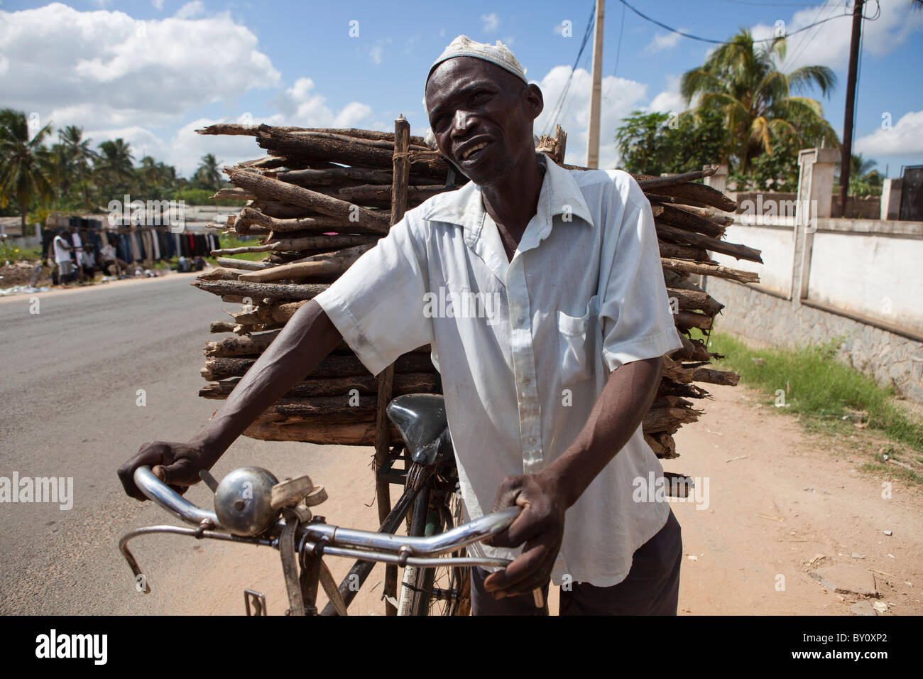 NAMPULA, MOZAMBIQUE, Mai 2010 : Un vendeur de bois de chauffage de la ville, apporte un cycle de cinq heures en voiture de son domicile. Banque D'Images