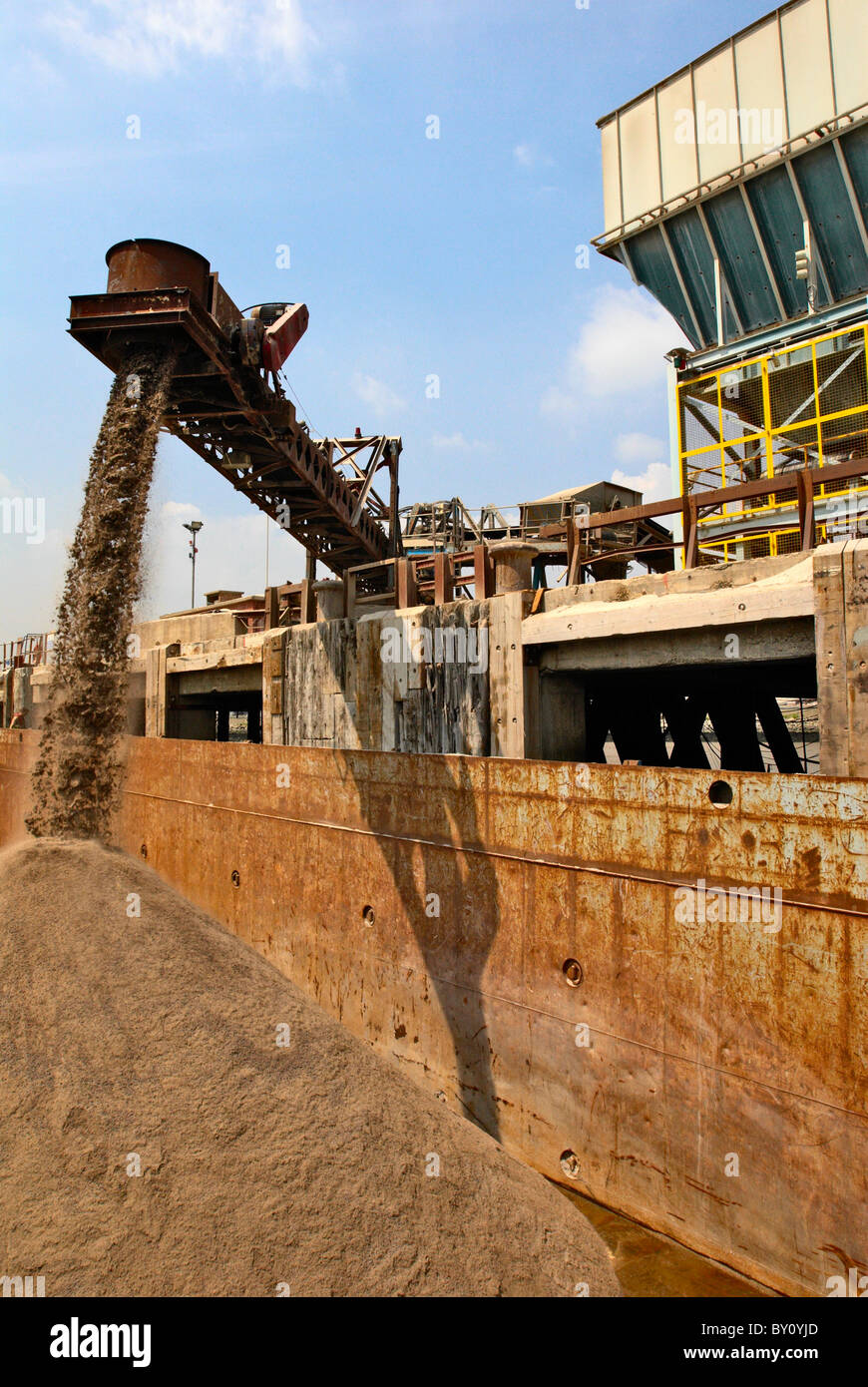 Convoyeur de chargement des barges d'agrégats exporter au Royaume-Uni. Kent Banque D'Images