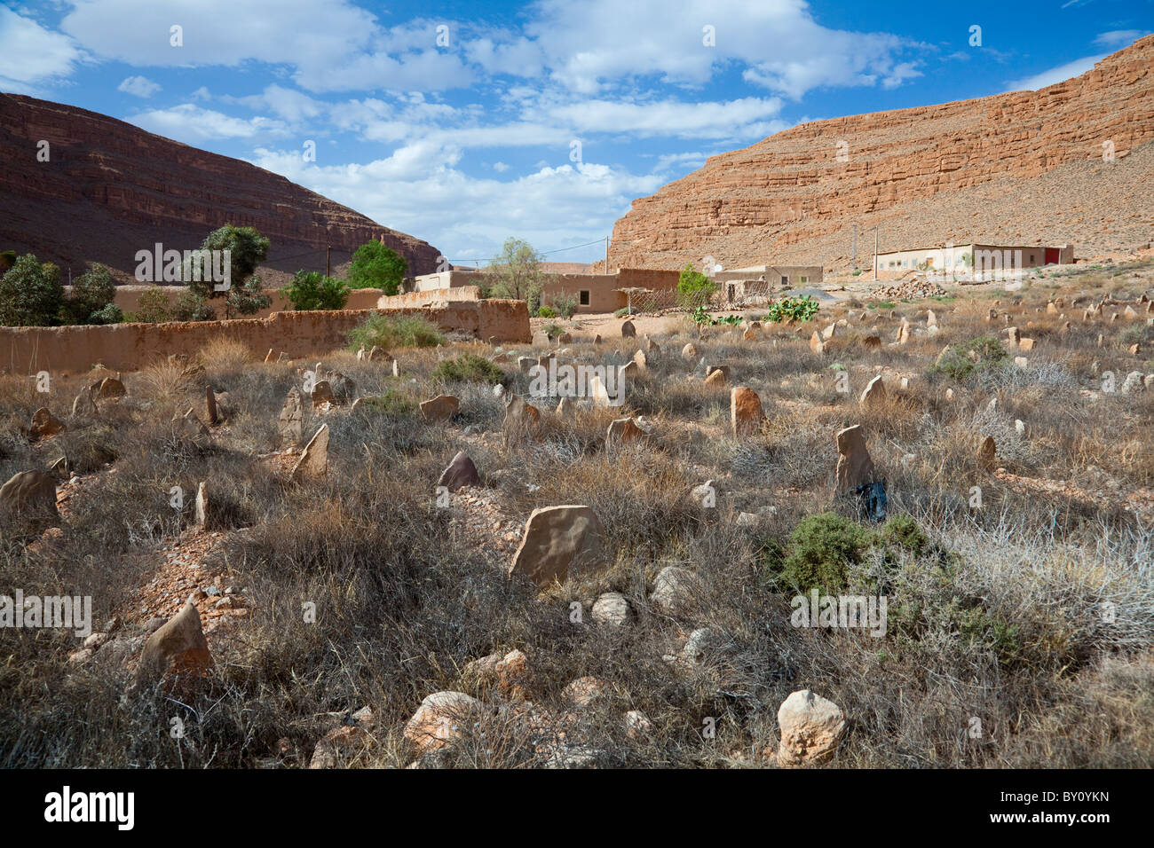 Les pierres tombales dans un cimetière berbère dans les montagnes du sud du Maroc, l'Afrique du Nord. Banque D'Images