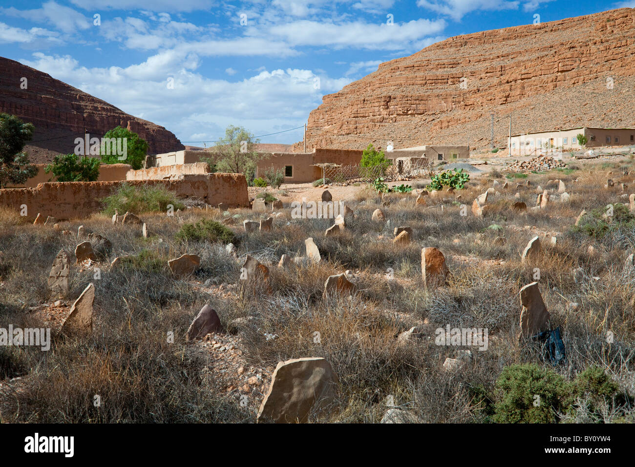 Les pierres tombales dans un cimetière berbère dans les montagnes du sud du Maroc, l'Afrique du Nord. Banque D'Images