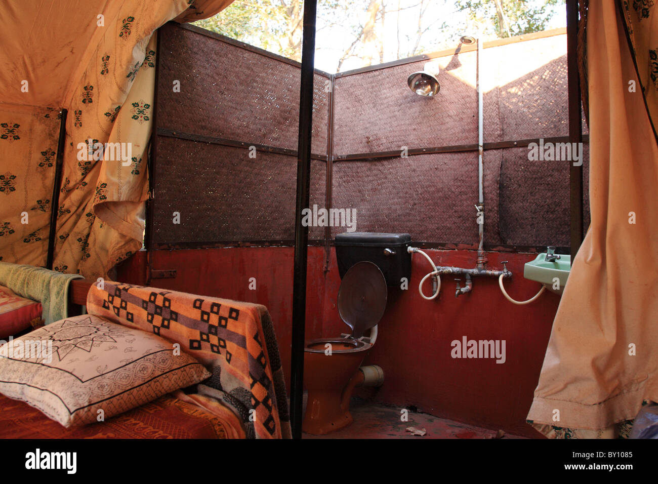 Salle de bains à l'intérieur d'une tente l'Inde Goa jungle Banque D'Images