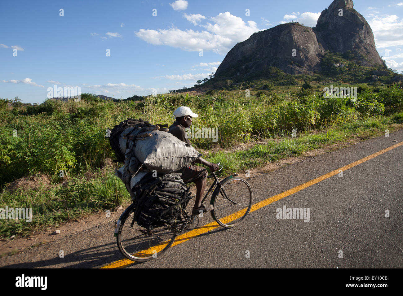 MUECATE Forêt, Près de Nampula, MOZAMBIQUE, Mai 2010 : rapprocher le charbon à Nampula en vélo. Un sac de charbon se vend à 100 Mt, Banque D'Images