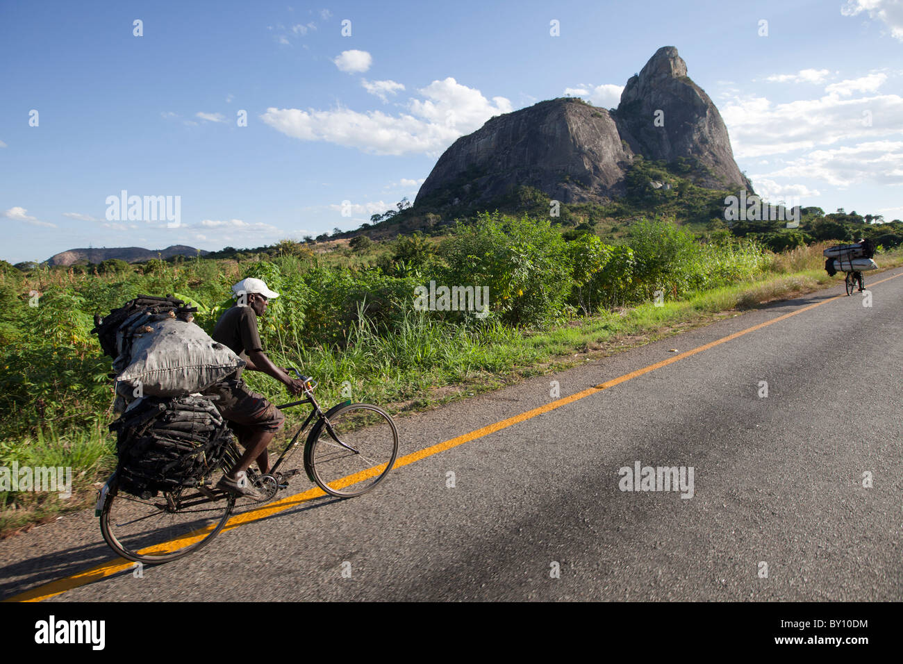 MUECATE Forêt, Près de Nampula, MOZAMBIQUE, Mai 2010 : rapprocher le charbon à Nampula en vélo. Un sac de charbon se vend à 100 Mt, Banque D'Images