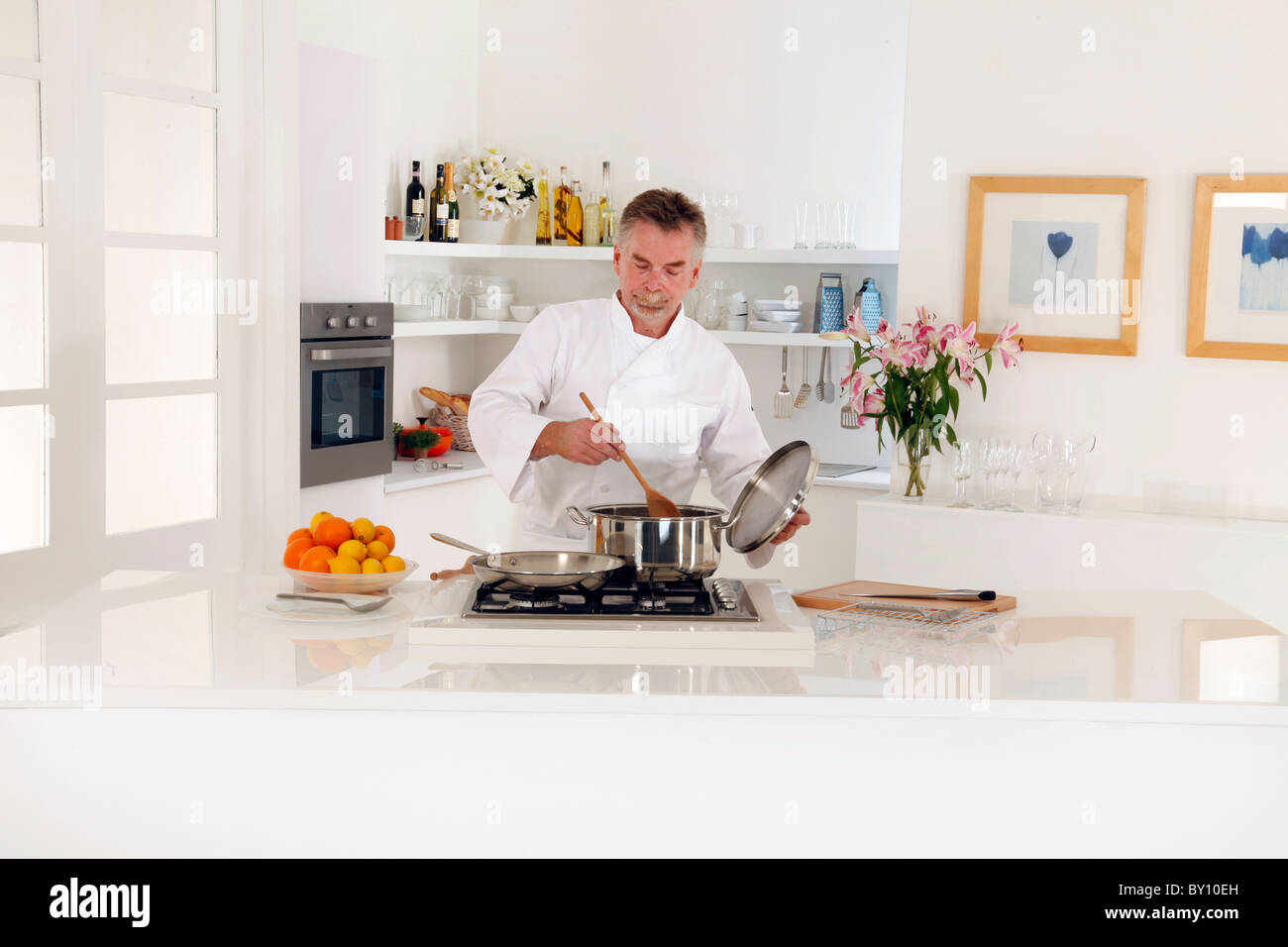 CHEF COOKING IN KITCHEN Banque D'Images