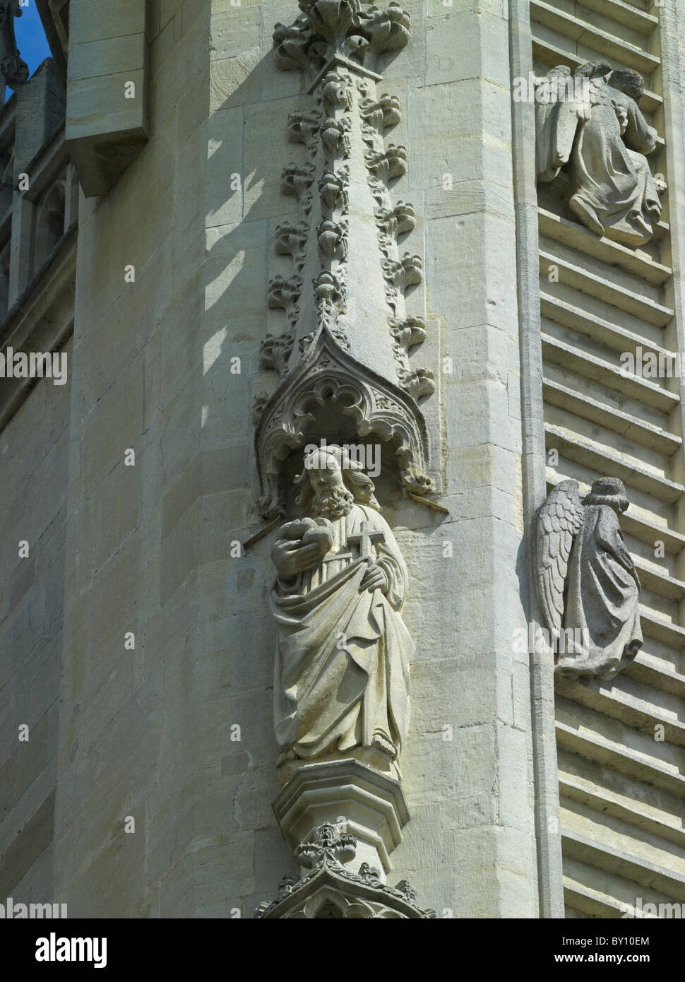 L'Abbaye de Bath, statue de saint Philippe sur la façade ouest, restauré par Laurence Tindall. Banque D'Images