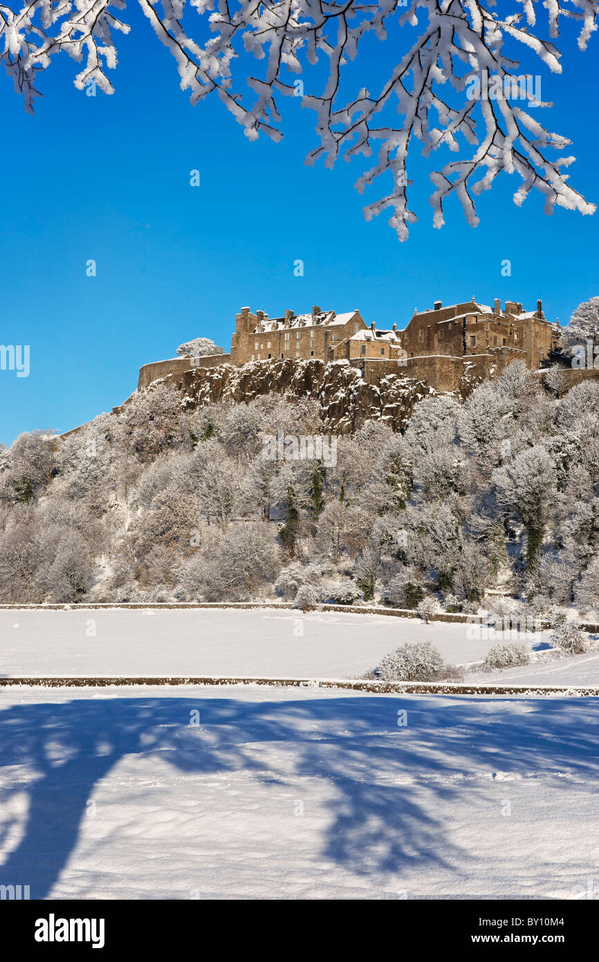 Château de Stirling en hiver la neige de la King's Knott, Stirling, Scotland, UK Banque D'Images