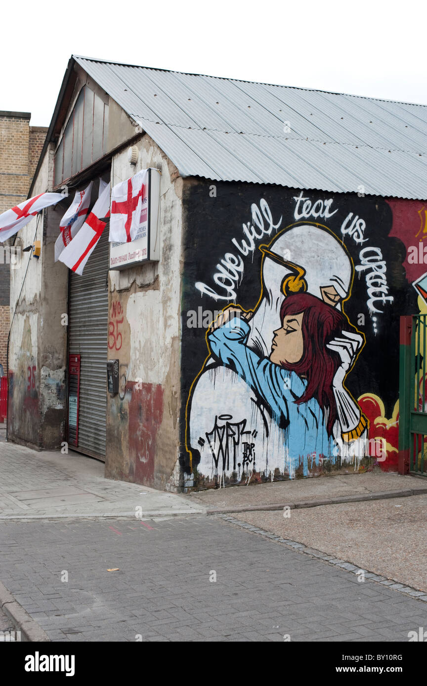 'Love will tear us apart' de l'écriture graffiti London UK Banque D'Images