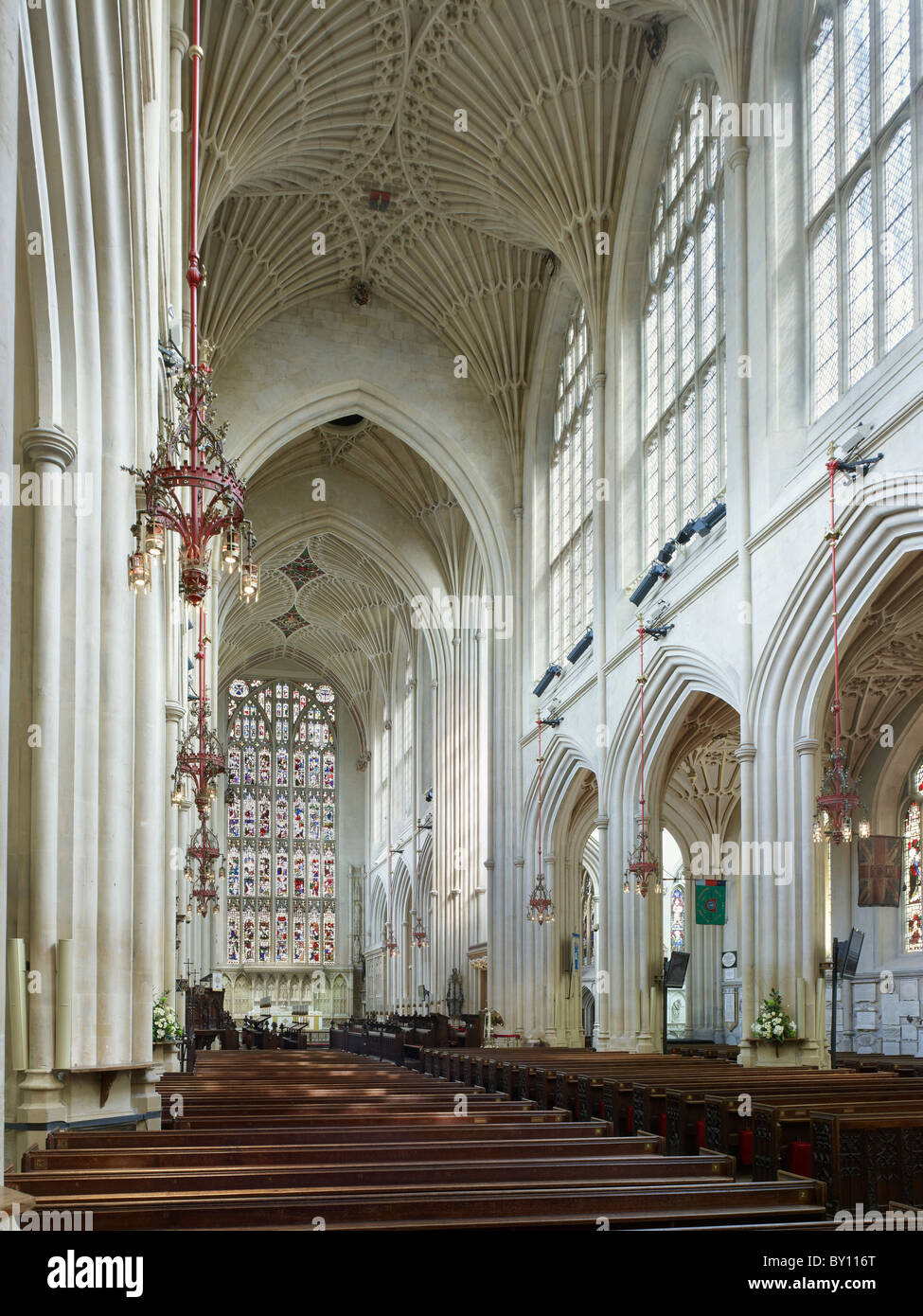 L'Abbaye de Bath, nef à l'Est. Ventilateur de plafond vaulting partie de Sir George Gilbert Scott's restauration 1860 Banque D'Images