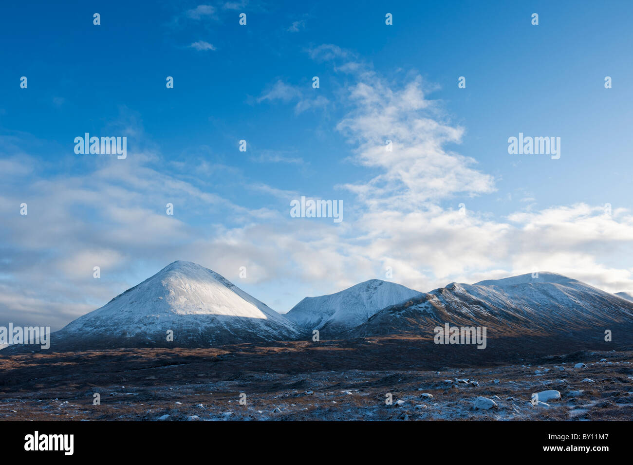 Vue d'hiver paysage couvert de neige et Red Cuillin Hills, à l'île de Skye, en Ecosse Banque D'Images