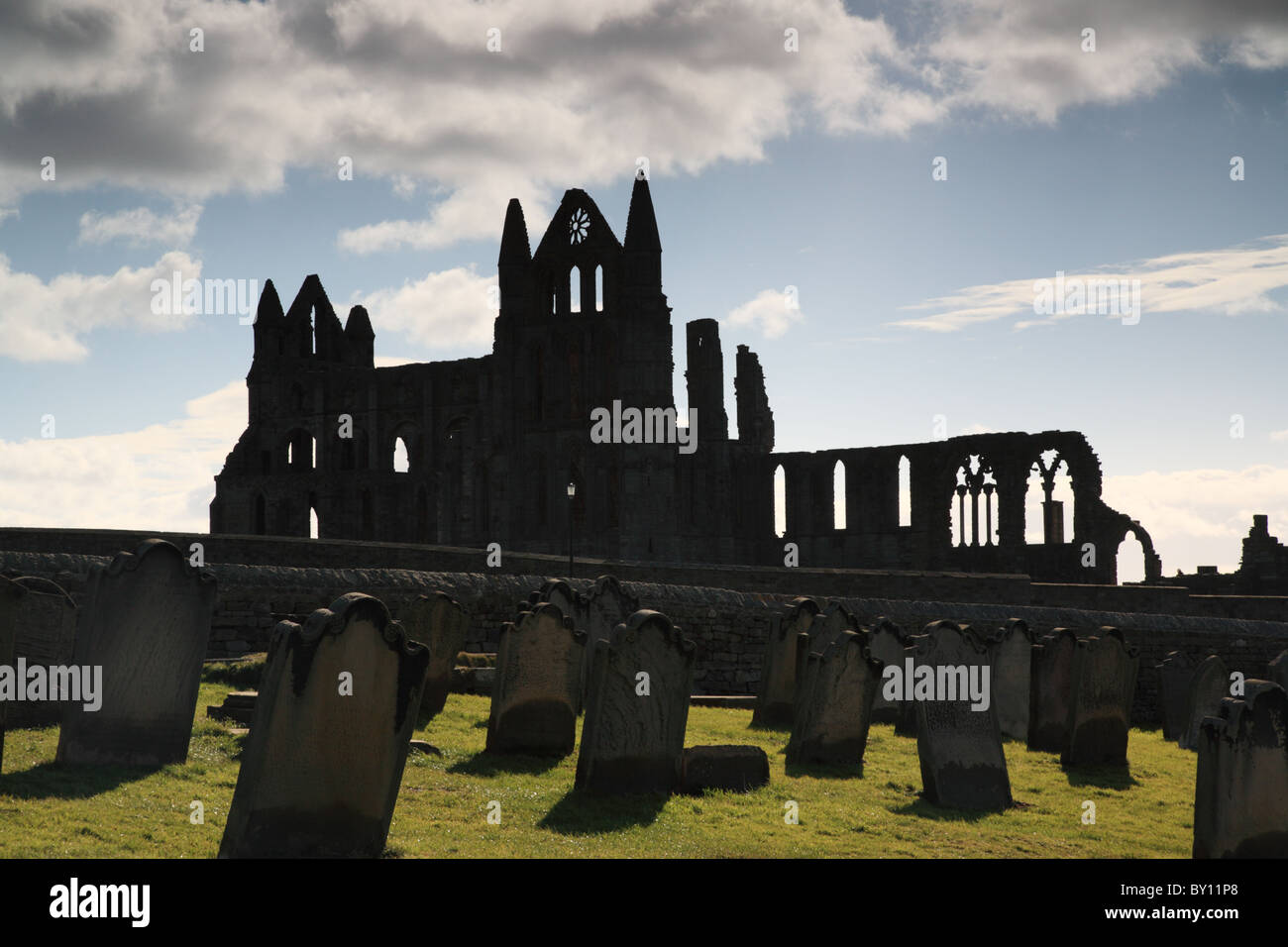 Silhouette de la ruines de l'abbaye de Whitby North Yorkshire Banque D'Images