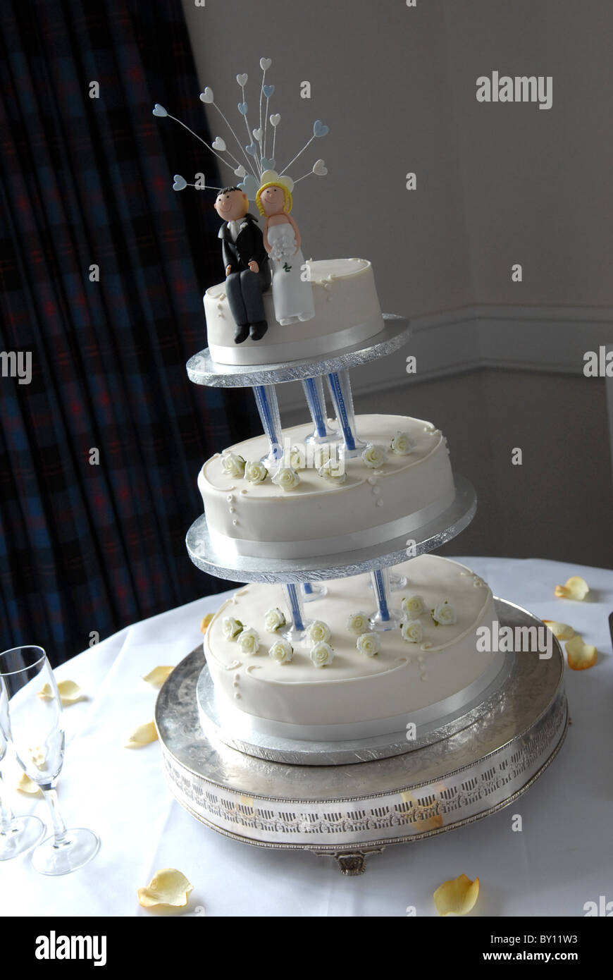 Vue générale d'un rond blanc 3 gâteau de mariage d'argent à la réception sur le stand Banque D'Images