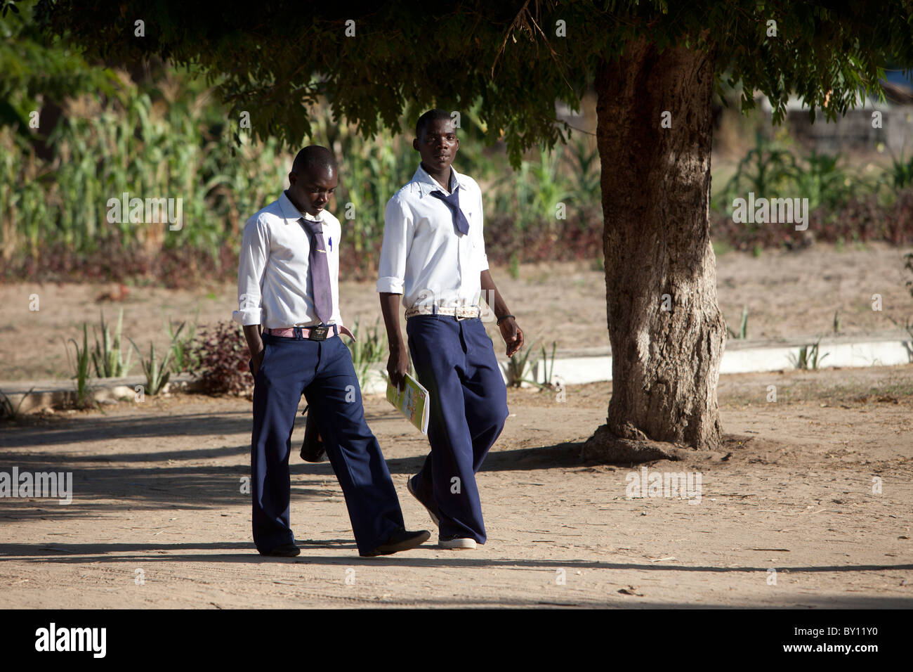 MECEBURI près de Nampula, MOZAMBIQUE, Mai 2010 : l'école secondaire de garçons en uniforme. Photo de Mike Goldwater Banque D'Images