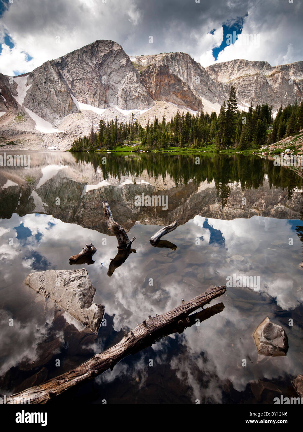 Marie dans le lac Medicine Bow Mountain National Forest, un parc national du Wyoming Banque D'Images