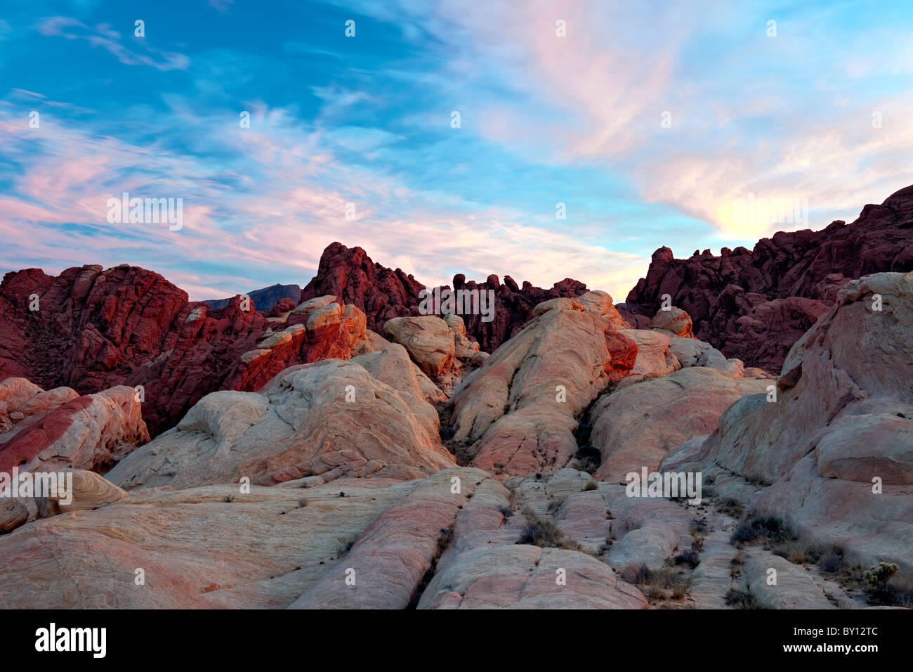 Un beau lever de soleil sur les grès des pinacles de Fire Canyon et Nevada's Valley of Fire State Park. Banque D'Images