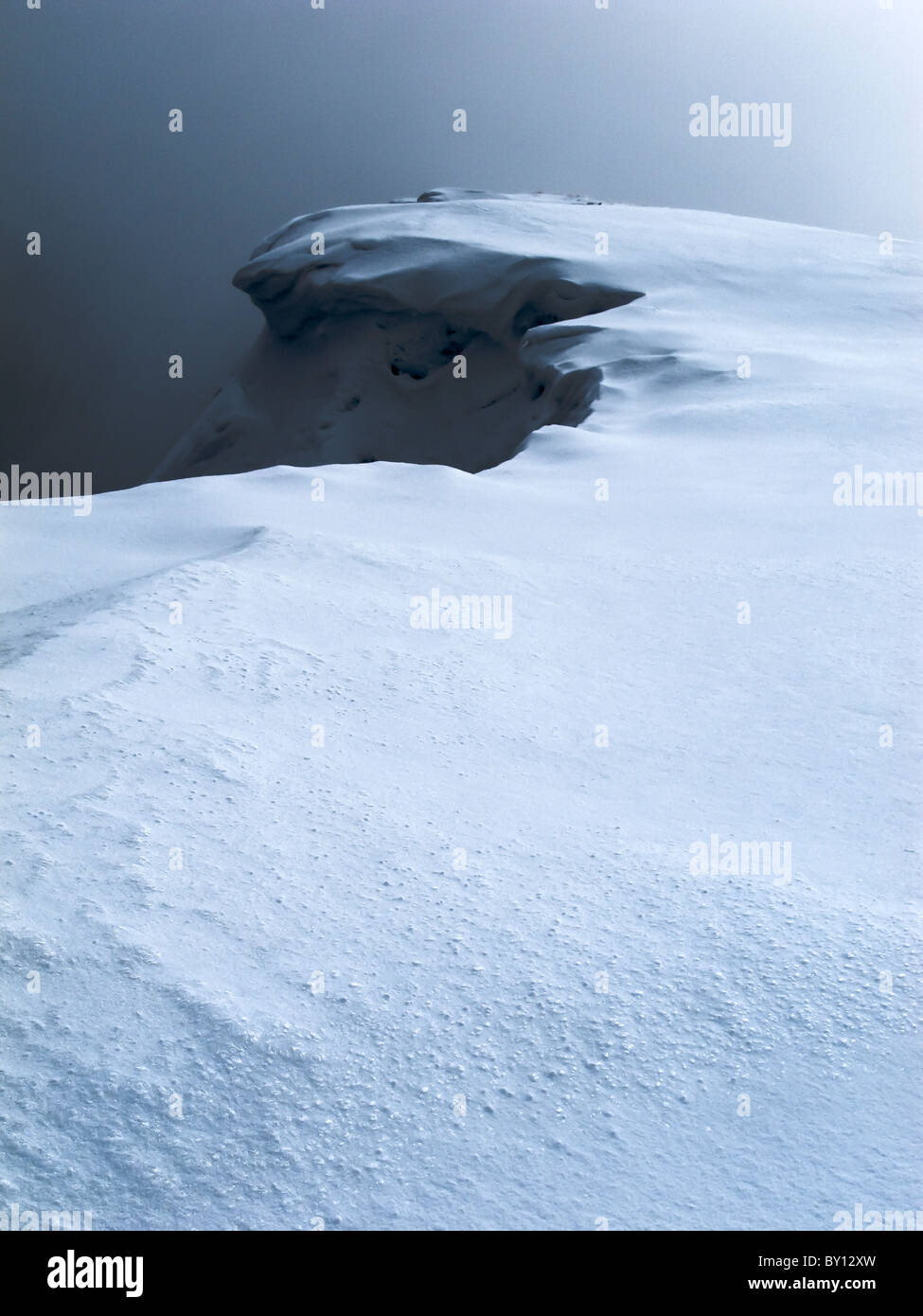 Une corniche de neige sur Foel Snowdonia, Goch Banque D'Images