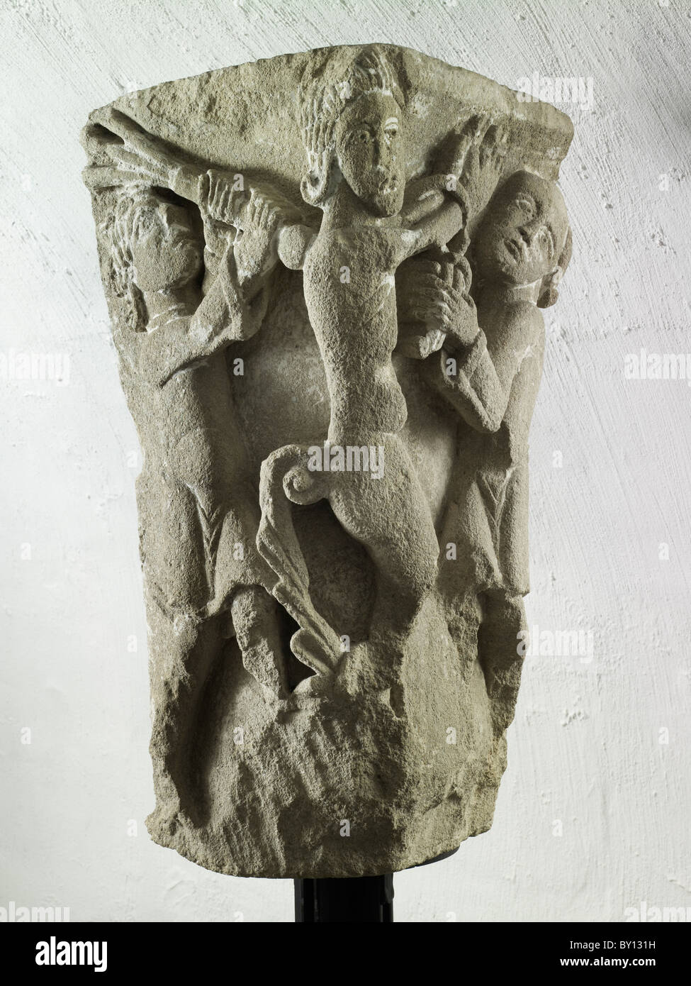 L'Abbaye de Bath, Somerset. Fragment de sculpture romane à partir de la cathédrale normande, éventuellement, représentant le martyre de Saint Barthélemy Banque D'Images