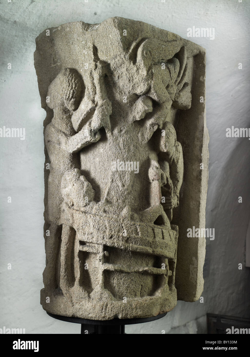 L'Abbaye de Bath, Somerset. Fragment de sculpture romane à partir de la cathédrale normande, éventuellement, représentant le martyre de Saint Laurent Banque D'Images