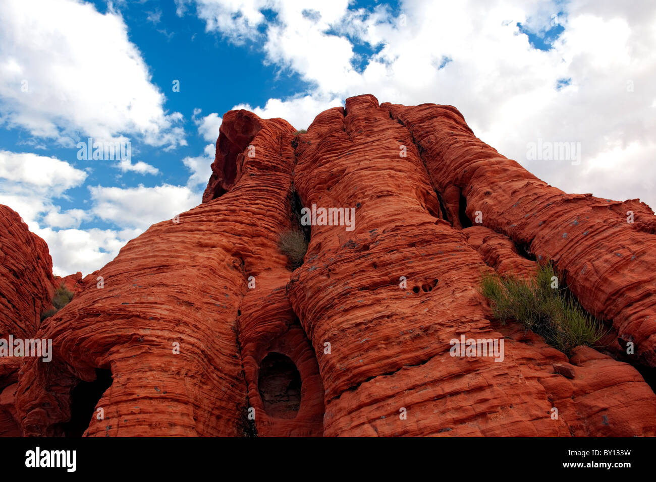 Colonnes érodées de grès rouge parmi les tas de roche dans le parc Vallée de Feu. Banque D'Images