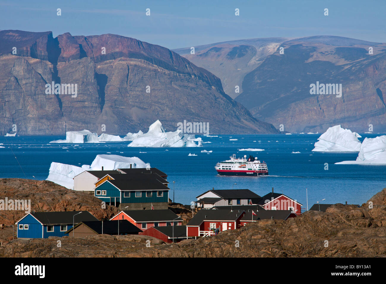 Bateau de croisière parmi les icebergs dans le fjord d'Uummannaq, North-Greenland, Groenland Banque D'Images