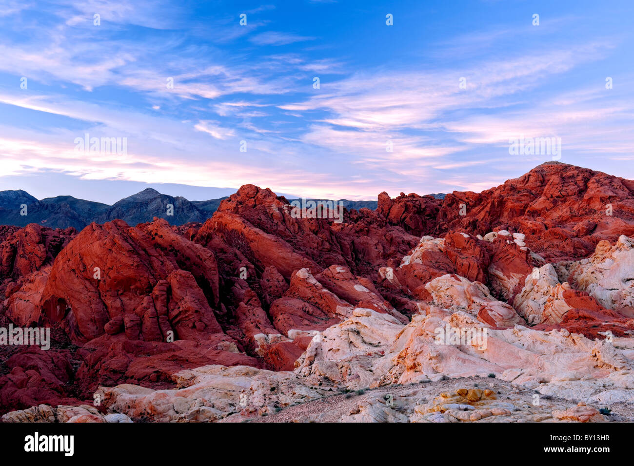 Lever du soleil nuages dérive sur Fire Canyon dans la Vallée de Feu du Nevada State Park. Banque D'Images