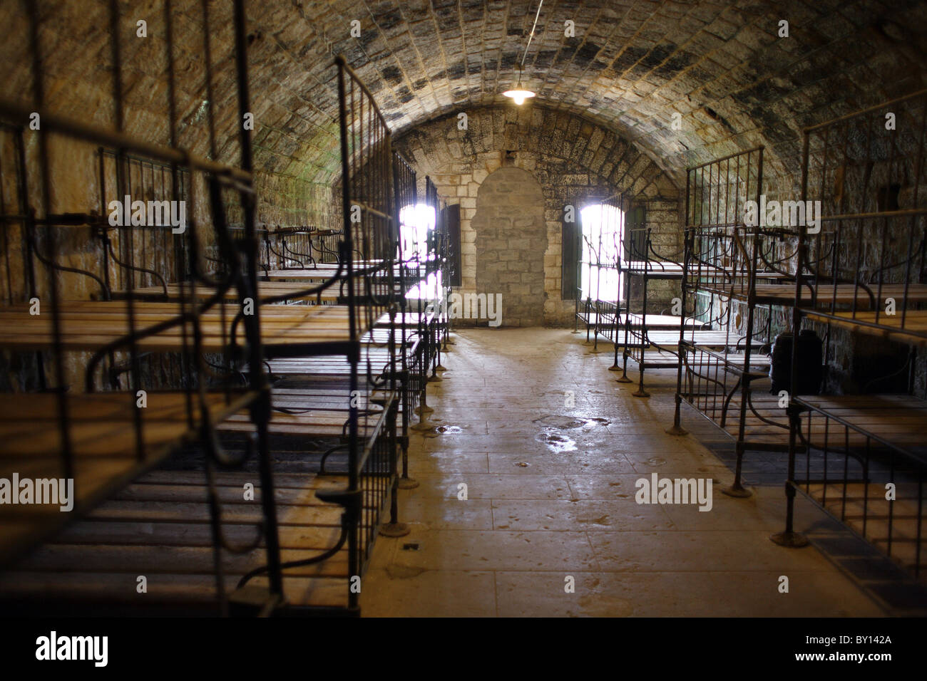 Dortoir à Fort Douaumont, Verdun, France Banque D'Images