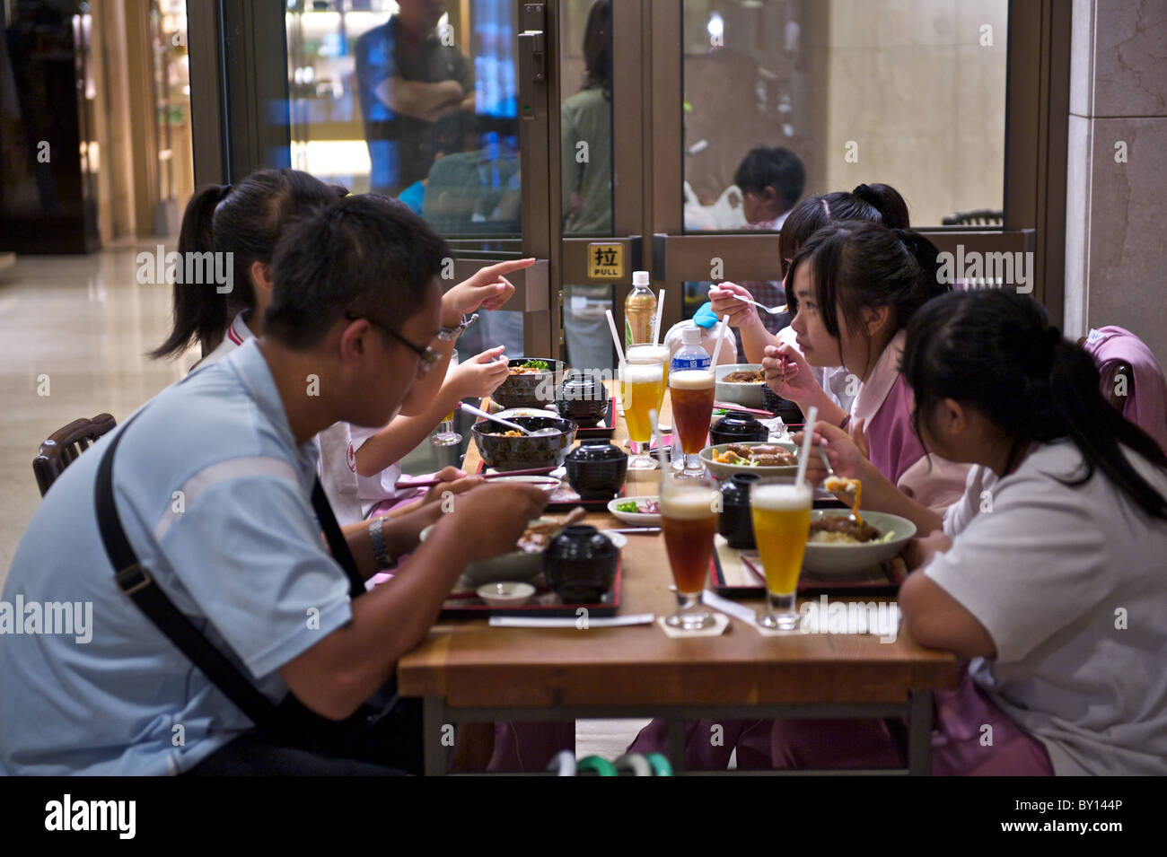 Les habitants de manger à la station de métro de Taipei à Taiwan. Banque D'Images