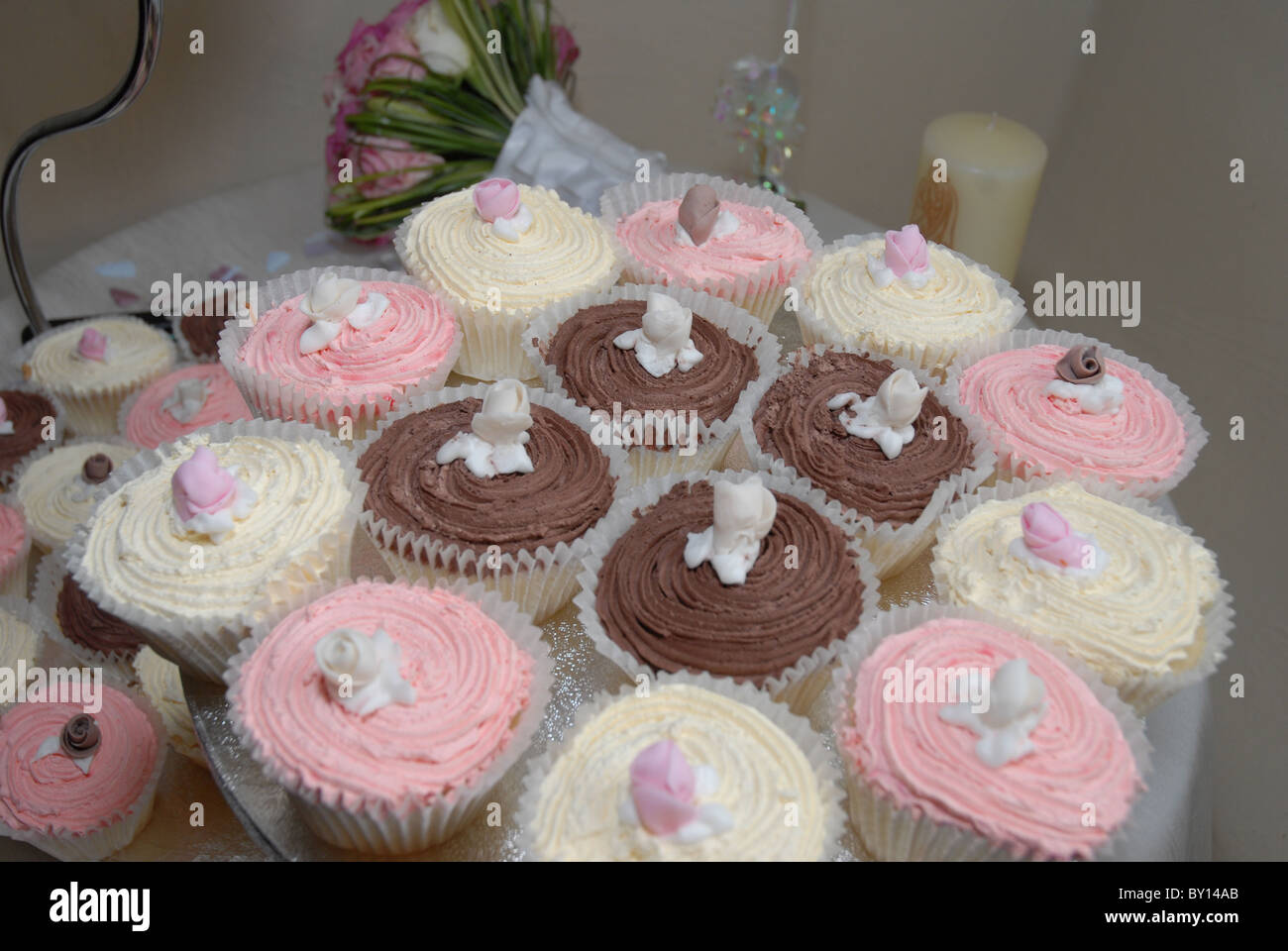 Une tour de fairy cakes comme un gâteau de mariage à la réception Banque D'Images